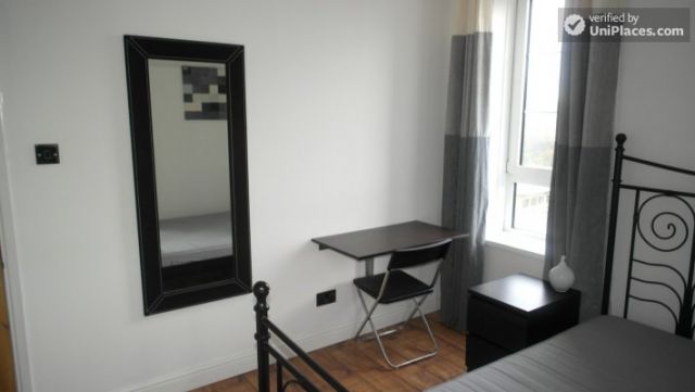 Single Bedroom (Room C) - Pleasant 4-bedroom apartment in residential Poplar 6 Image