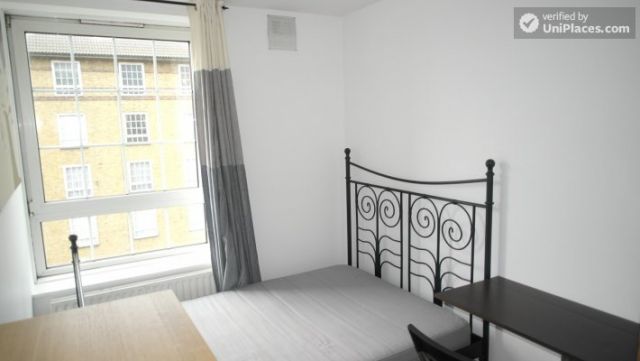 Single Bedroom (Room C) - Pleasant 4-bedroom apartment in residential Poplar 12 Image