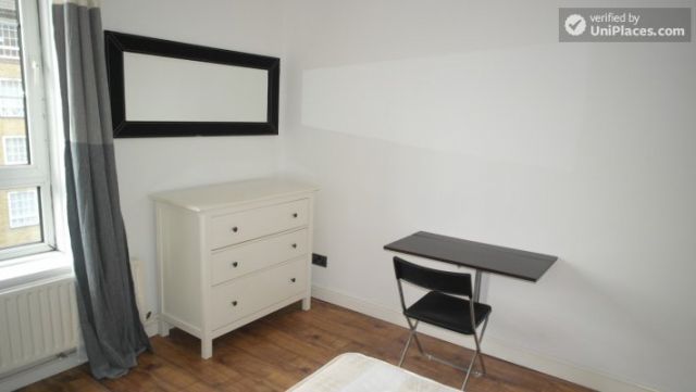 Single Bedroom (Room D) - Pleasant 4-bedroom apartment in residential Poplar 3 Image