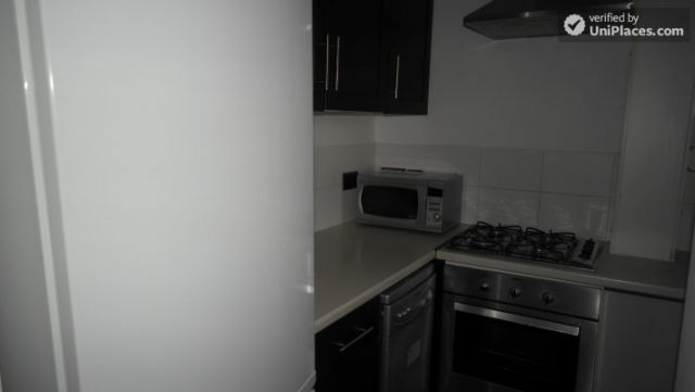 Rooms available - Pleasant 4-bedroom apartment in residential Poplar 10 Image