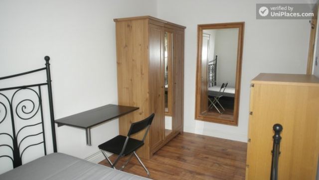 Rooms available - Pleasant 4-bedroom apartment in residential Poplar 4 Image