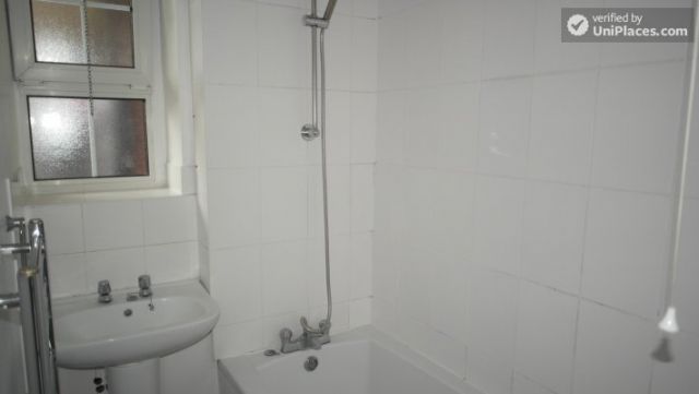 Rooms available - Pleasant 4-bedroom apartment in residential Poplar 3 Image