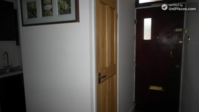 Rooms available - Pleasant 4-bedroom apartment in residential Poplar 8 Image