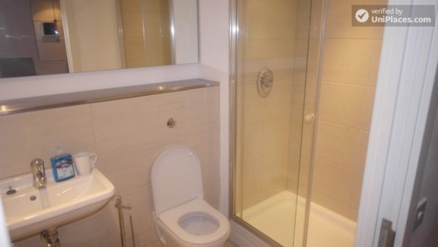 Rooms available - 3-bedroom apartment near popular Canary Wharf 5 Image