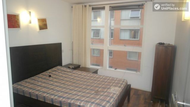 Rooms available - 3-bedroom apartment near popular Canary Wharf 11 Image