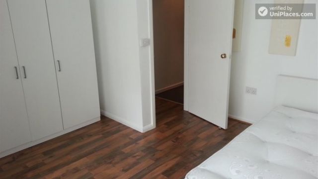 Rooms available - 3-bedroom apartment near popular Canary Wharf 6 Image