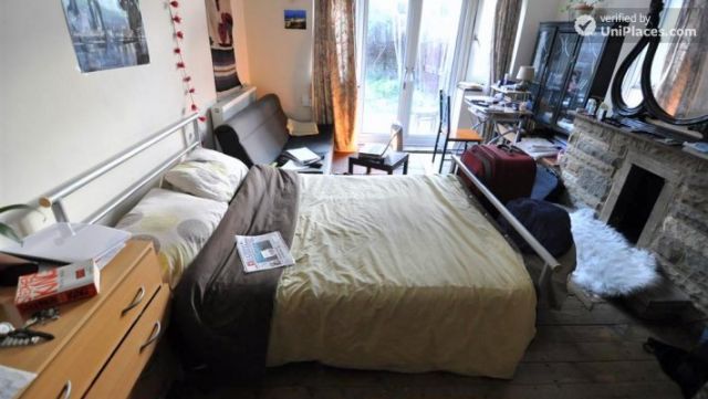 Double Bedroom (Room D) - 4-bedroom house in cool Bethnal Green 10 Image