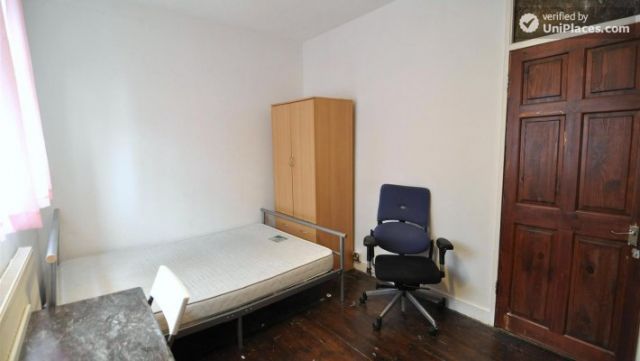 Double Bedroom (Room D) - 4-bedroom house in cool Bethnal Green 8 Image