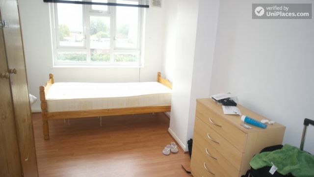 Single Bedroom (Room B) - Bright 6-bedroom apartment near busy Bow Road 11 Image