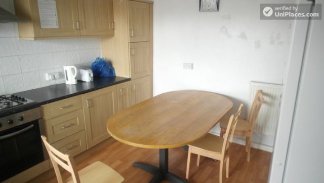 Rooms available - Bright 6-bedroom apartment near busy Bow Road 5 Image