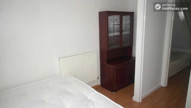 Rooms available - Bright 6-bedroom apartment near busy Bow Road 11 Image
