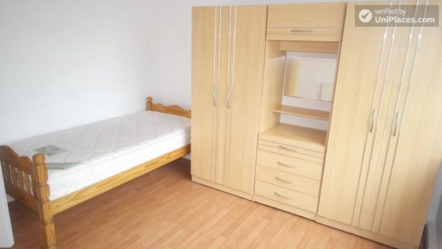 Rooms available - Bright 6-bedroom apartment near busy Bow Road 8 Image