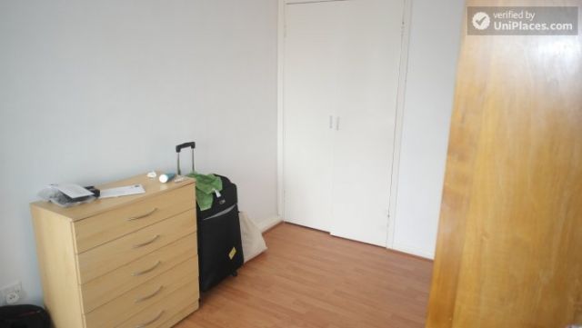 Rooms available - Bright 6-bedroom apartment near busy Bow Road 6 Image