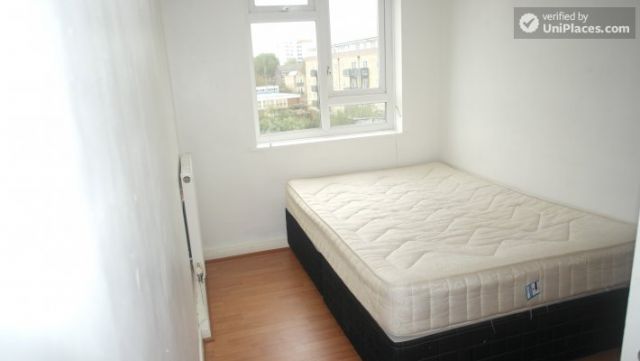 Rooms available - Bright 6-bedroom apartment near busy Bow Road 7 Image