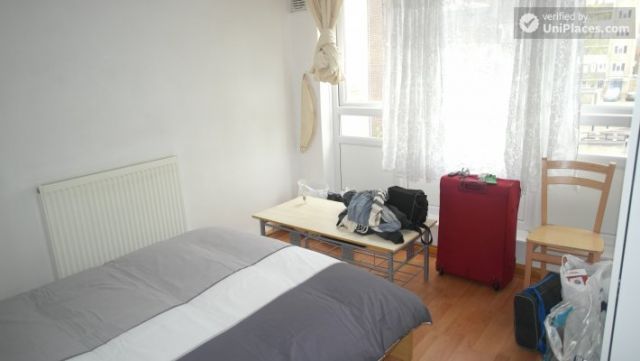Rooms available - Bright 6-bedroom apartment near busy Bow Road 12 Image