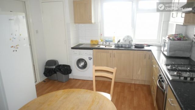 Rooms available - Bright 6-bedroom apartment near busy Bow Road 9 Image