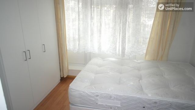Rooms available - Bright 6-bedroom apartment near busy Bow Road 3 Image