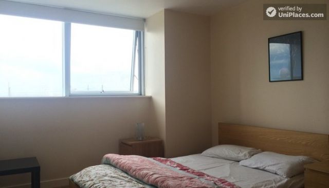 Single Ensuite Bedroom (Room A) - Comfortable 3-bedroom apartment in lively Poplar 11 Image