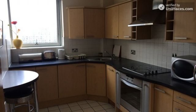 Single Ensuite Bedroom (Room A) - Comfortable 3-bedroom apartment in lively Poplar 9 Image
