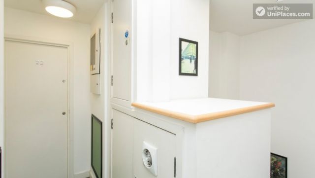 Comfortable studio in residential Earl's Court 11 Image