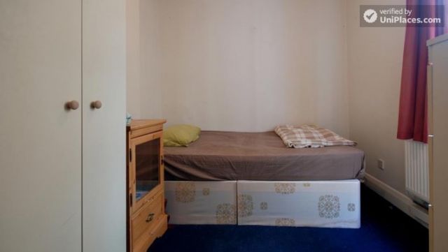 Single Bedroom (Room D) - 6-bedroom apartment in calm West Kilburn 12 Image