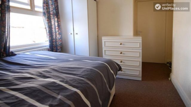 Single Bedroom (Room D) - 6-bedroom apartment in calm West Kilburn 3 Image