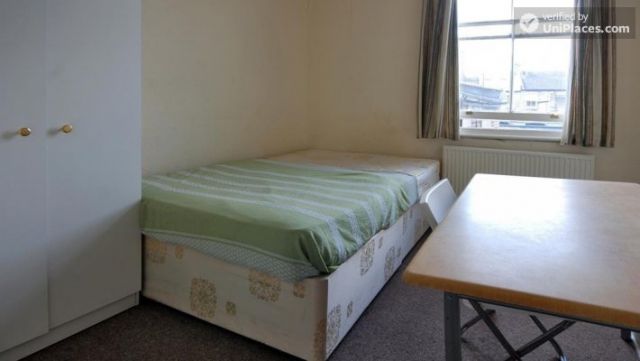 Single Bedroom (Room D) - 6-bedroom apartment in calm West Kilburn 6 Image
