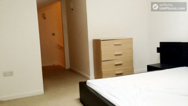 Double Bedroom (Room A) - Bright 3-Bedroom apartment in the Royal Docks 11 Image
