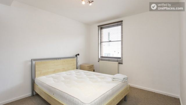 Double Bedroom (Room 3) - Charming 3-bedroom house in Tufnell Park, Holloway 7 Image