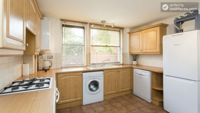 Double Bedroom (Room 3) - Charming 3-bedroom house in Tufnell Park, Holloway 11 Image