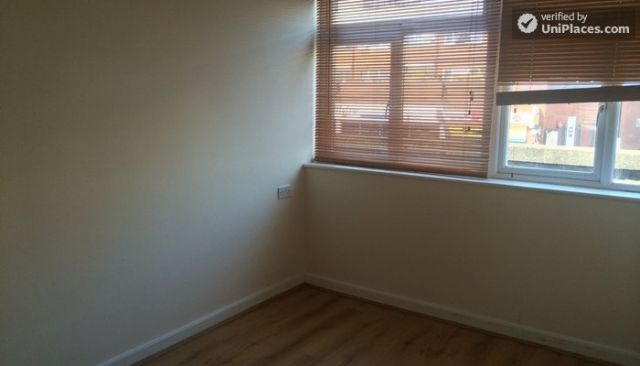 Single Bedroom (Room A) - 5-Bedroom house located right next to Weavers Fields park in Bethnall Green 4 Image