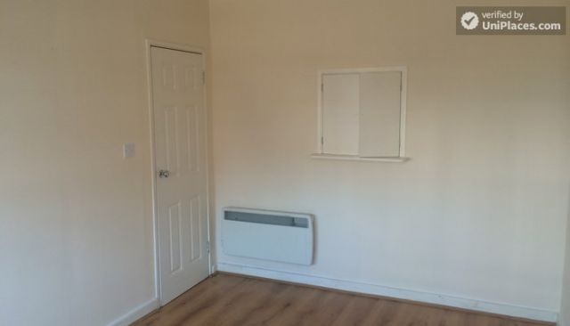 Rooms available - 5-Bedroom house located right next to Weavers Fields park in Bethnall Green 7 Image