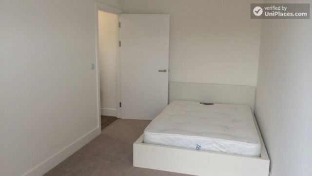 Double Bedroom (Room B) - Peaceful 4-bedroom apartment near green Seven Sisters 10 Image