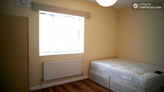 Single Bedroom (Room A) - Bright 5-bedroom apartment in redeveloped Shadwell 3 Image