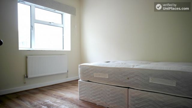 Single Bedroom (Room B) - Bright 5-bedroom apartment in redeveloped Shadwell 10 Image