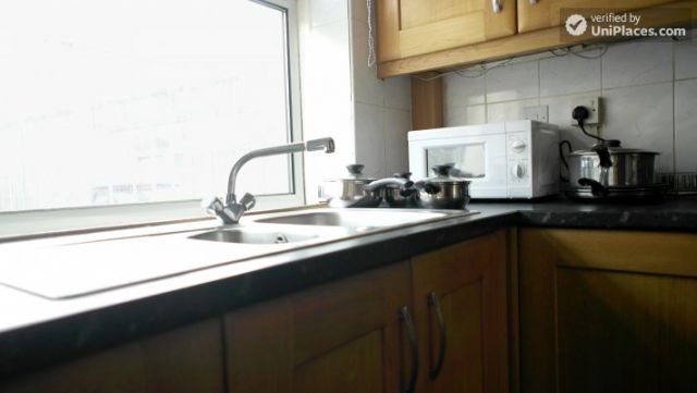 Single Bedroom (Room B) - Bright 5-bedroom apartment in redeveloped Shadwell 8 Image