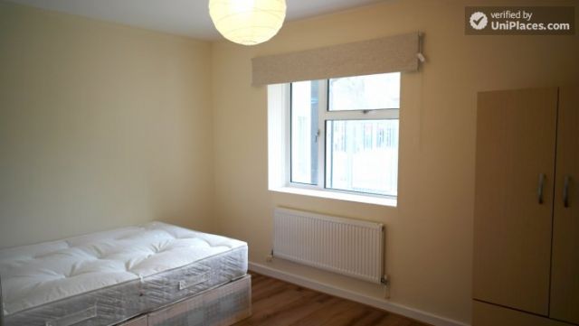 Double Bedroom (Room C) - Bright 5-bedroom apartment in redeveloped Shadwell 10 Image
