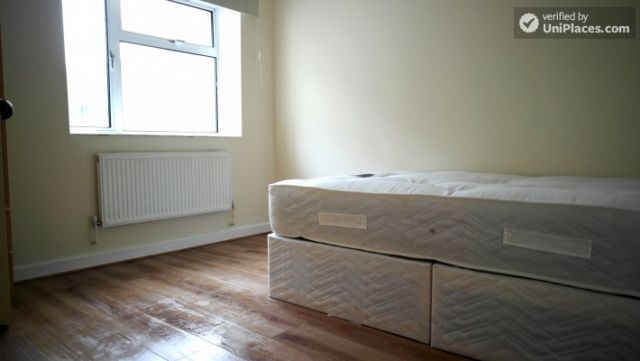 Double Bedroom (Room C) - Bright 5-bedroom apartment in redeveloped Shadwell 8 Image
