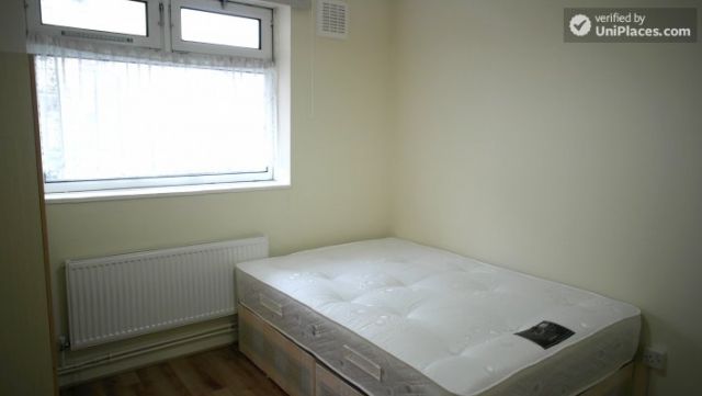 Double Bedroom (Room C) - Bright 5-bedroom apartment in redeveloped Shadwell 7 Image
