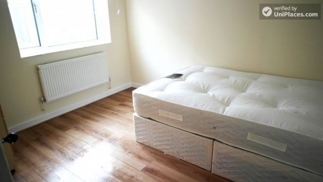 Double Bedroom (Room C) - Bright 5-bedroom apartment in redeveloped Shadwell 9 Image