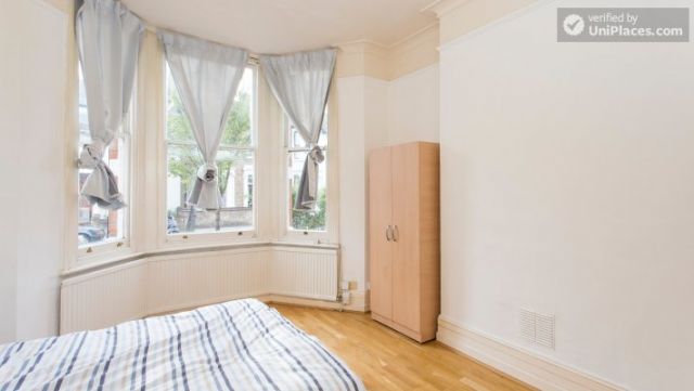 Double Bedroom (Room 2) - Refurbished 3-bedroom apartment in commercial White City 8 Image