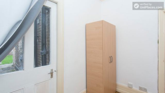 Double Bedroom (Room 2) - Refurbished 3-bedroom apartment in commercial White City 3 Image