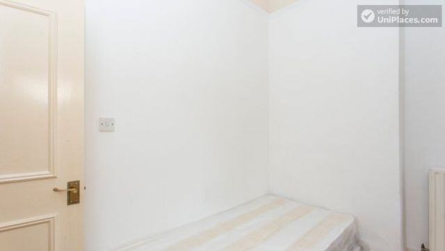 Double Bedroom (Room 2) - Refurbished 3-bedroom apartment in commercial White City 6 Image
