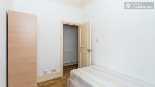 Double Bedroom (Room 2) - Refurbished 3-bedroom apartment in commercial White City 5 Image