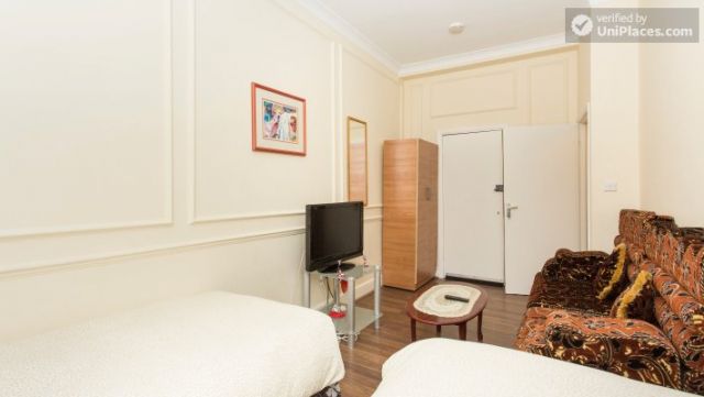 Twin Bedroom (Room 2) - Cosy 2-bedroom apartment near Kensington Gardens 6 Image