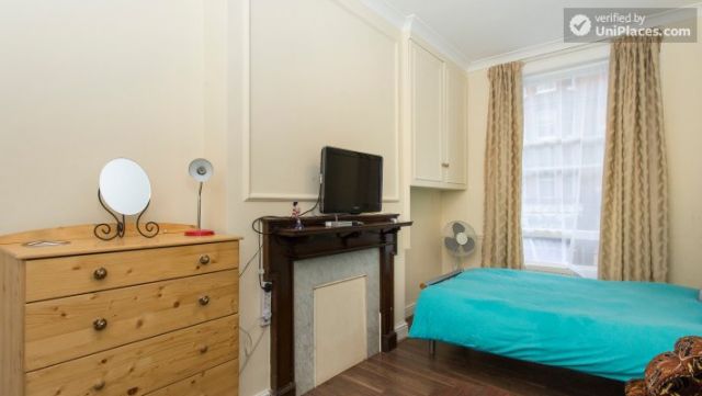 Twin Bedroom (Room 2) - Cosy 2-bedroom apartment near Kensington Gardens 10 Image