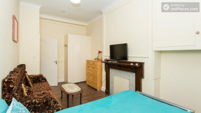 Twin Bedroom (Room 2) - Cosy 2-bedroom apartment near Kensington Gardens 12 Image