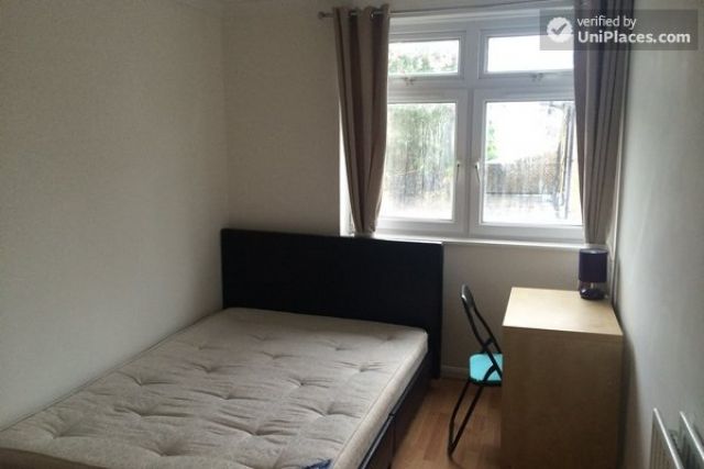 Double Bedroom (Room A) - Cool 4-bedroom apartment in green Millwall 12 Image