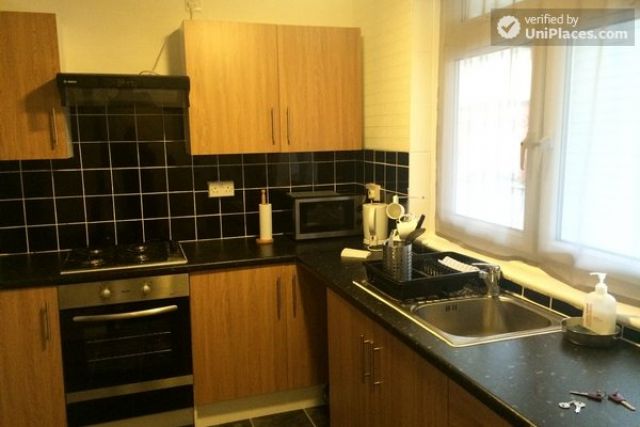 Rooms available - Cool 4-bedroom apartment in green Millwall 5 Image