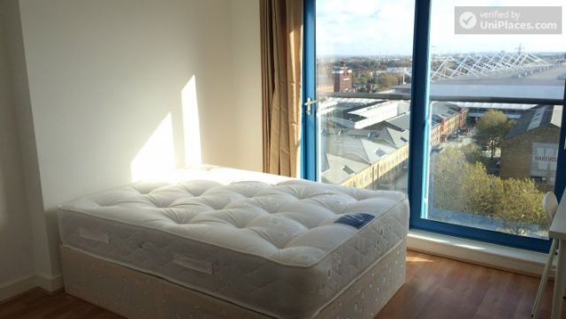 Rooms available - Elegant 3-bedroom apartment next to the Royal Docks 9 Image
